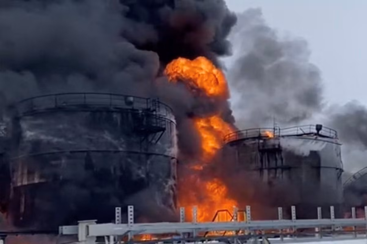 Kênh Telegram Crimean Wind ngày 3/8 đưa tin sân bay Sochi đã áp đặt hạn chế tiếp nhiên liệu sau vụ tấn công vào bồn chứa, buộc một số chuyến bay khởi hành từ đây phải hạ cánh tại các sân bay khác để tiếp thêm nhiên liệu.