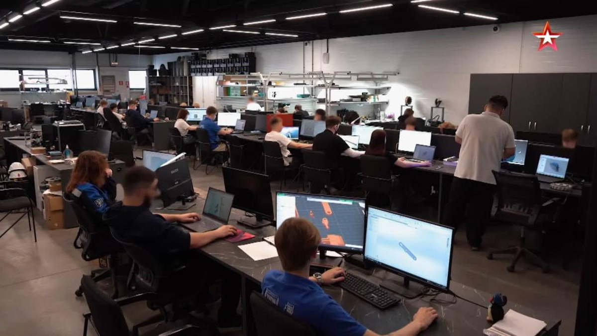 Nga đã nhiều lần nâng cấp đáng kể dòng Geran-2 để tăng uy lực, trong đó có trang bị đầu đạn mới có khối lượng 90 kg, kết hợp cảm biến quang - điện tử với công nghệ AI để nhận diện mục tiêu và chỉ điểm cho những đòn đánh tiếp theo, tăng cường khả năng kháng nhiễu để đối phó các biện pháp tác chiến điện tử của Ukraine.