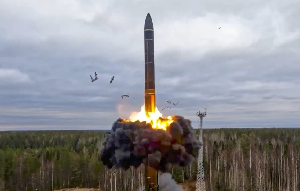 Trong bối cảnh địa chính trị phức tạp, việc Nga thử tên lửa hạt nhân “Skyfall” được coi là bước đi nhằm khẳng định sức mạnh (trong ảnh: Một tên lửa đạn đạo xuyên lục địa được phóng trong cuộc tập trận hạt nhân của Nga). Ảnh: Bộ Quốc phòng Nga.