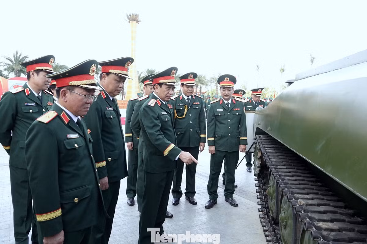 Đại tướng Phan Văn Giang - Ủy viên Bộ Chính trị, Phó Bí thư Quân ủy Trung ương, Bộ trưởng Bộ Quốc phòng, trao đổi với lãnh đạo Tổng cục Công nghiệp quốc phòng về pháo tự hành PTH-01.