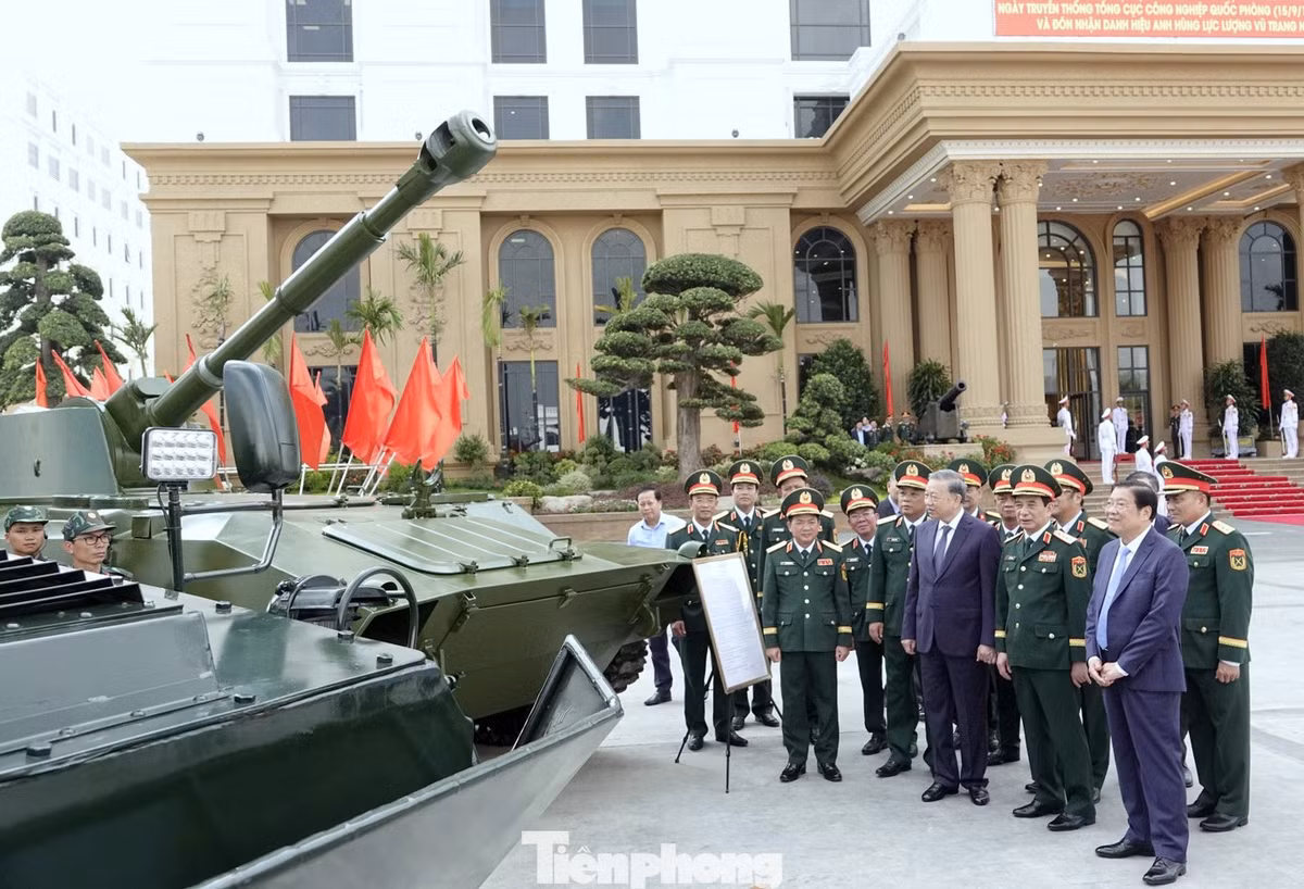 Tổng Bí thư Tô Lâm - Bí thư Quân ủy Trung ương, cùng các đại biểu tham quan pháo tự hành PTH-01 và một số dòng xe thiết giáp do Tổng cục Công nghiệp quốc phòng nghiên cứu, sản xuất.