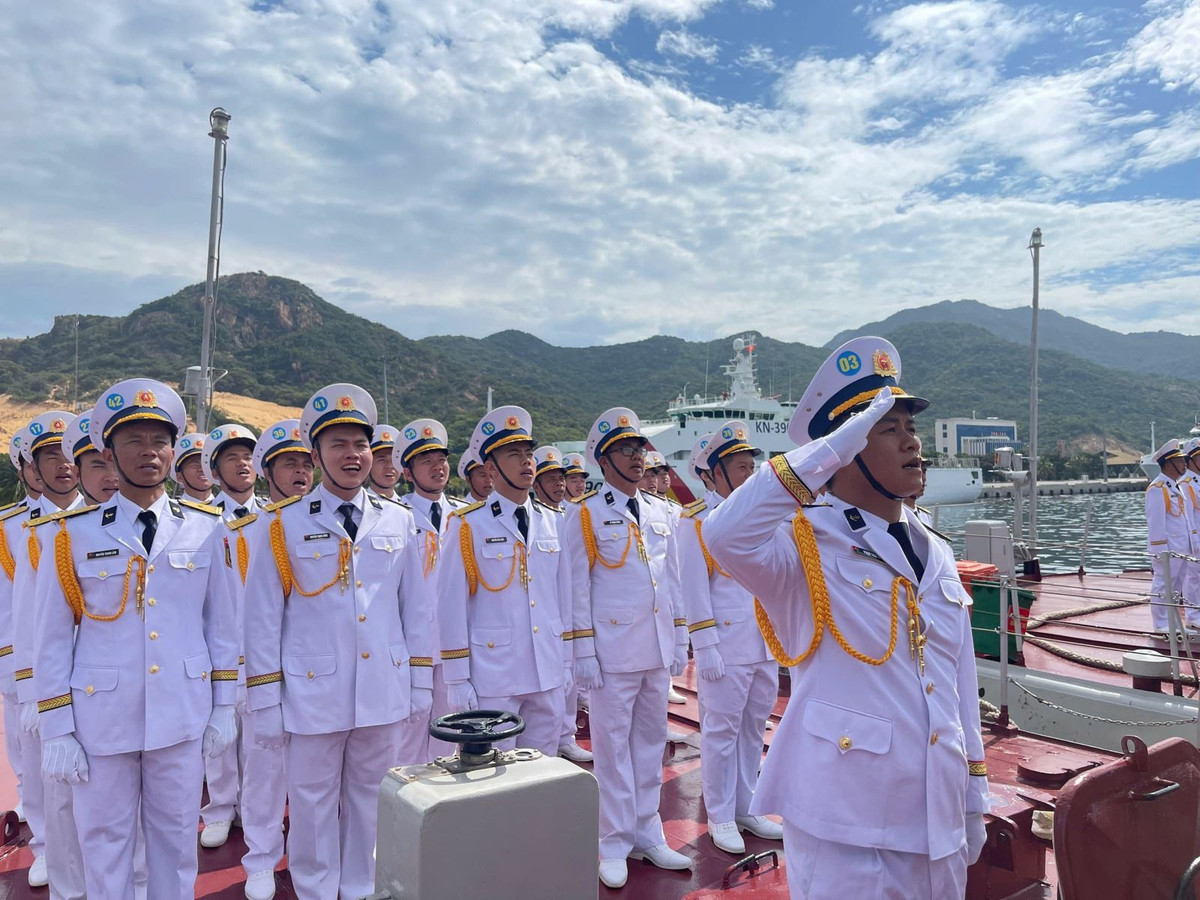 Lực lượng Hải quân thực hiện nghi thức luyện tập trên biển.