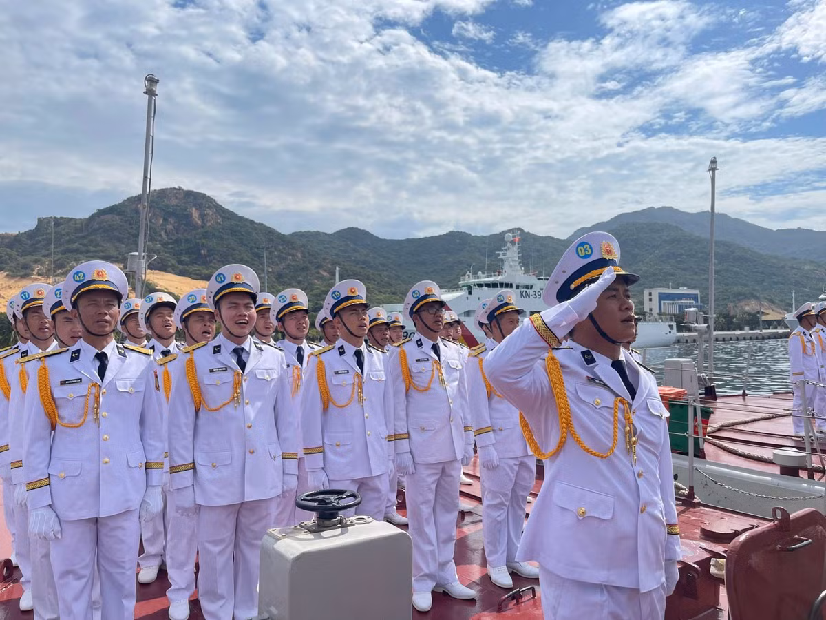 Lực lượng Hải quân thực hiện nghi thức luyện tập trên biển.