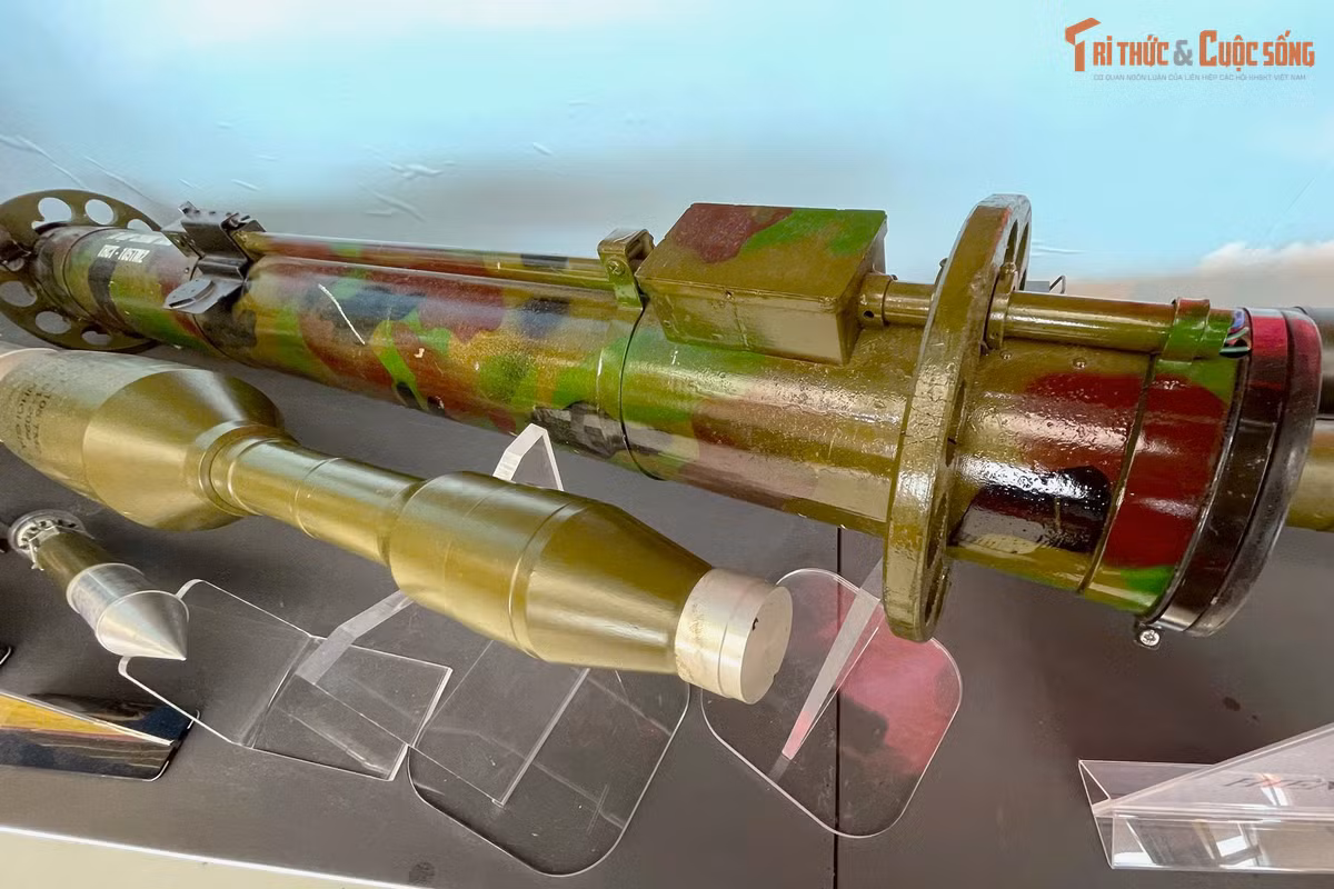 Hai loại đạn của tổ hợp chống tăng THCT-105TM2 cùng ống phóng.
