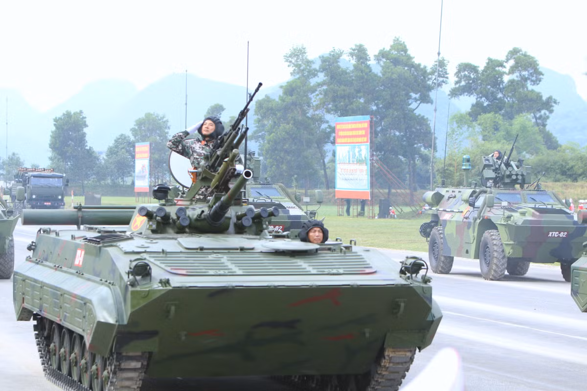 Điểm nhấn nổi bật trong buổi tổng hợp luyện là sự xuất hiện của hệ thống vũ khí, khí tài hiện đại, từ các loại xe tăng, xe thiết giáp, tên lửa, pháo binh, radar... cùng các loại khí tài đặc chủng như tác chiến điện tử, công binh, thông tin liên lạc, hóa học...