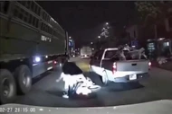 Có thể xử lý hình sự tài xế bán tải tạt đầu xe máy ở Hà Nội
