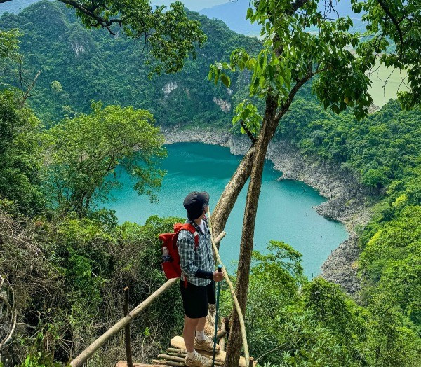 Trekking Hồ Mắt Ngọc "viên ngọc xanh" giữa rừng Hòa Bình