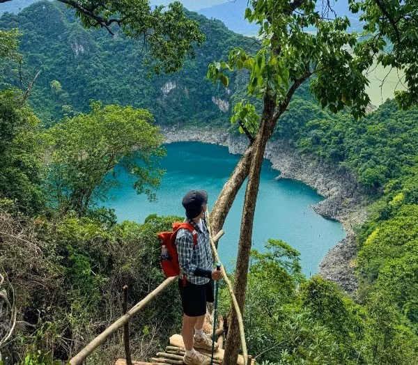 Trekking Hồ Mắt Ngọc "viên ngọc xanh" giữa rừng Hòa Bình
