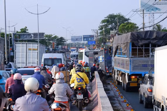 Cửa ngõ vào TPHCM kẹt cứng trở lại người và xe