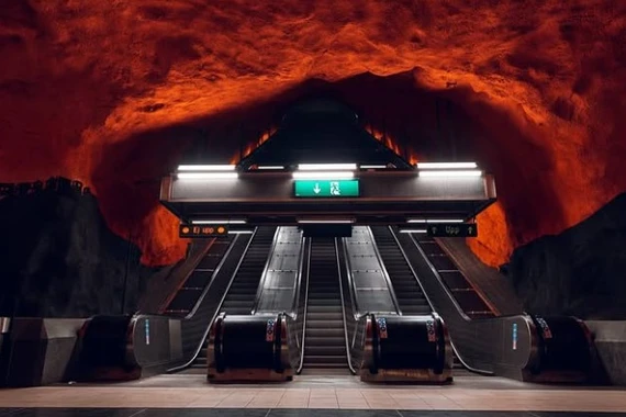 Khung cảnh ấn tượng bên trong ga tàu điện ngầm Stockholm, Thụy Điển.