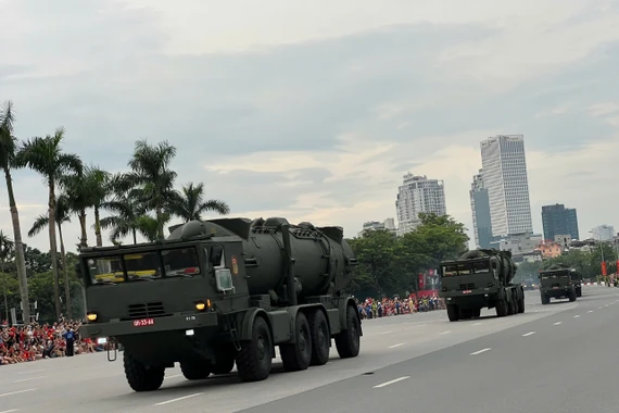 Dàn khí tài hiện đại di chuyển vào trung tâm Hà Nội