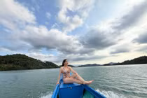 MC Cát Tường diện bikini đi bắt hến khiến netizen "ná thở"