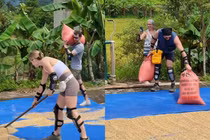 Du khách nước ngoài thích thú du lịch Hà Giang mùa lúa chín