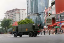 Đội hình xe pháo quân sự tiến vào trung tâm trước giờ sơ duyệt diễu binh A80