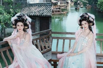 'Phú bà' Ngọc Loan giao diện tựa tiên nữ bên cổ trấn