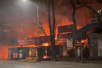 Cháy cơ sở sửa xe máy trong đêm mùng 2 Tết ở Hà Nội