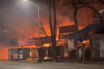 Cháy cơ sở sửa xe máy trong đêm mùng 2 Tết ở Hà Nội