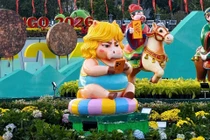 Linh vật ngựa mặt 'cọc', lướt iPhone 17 Pro Max gây 'bão mạng'