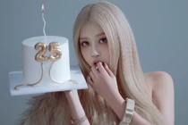 ‘Rosé bản Việt’ gây thương nhớ với bộ ảnh đón tuổi 25