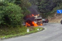 Ô tô tải bất ngờ bốc cháy khi chạy qua đèo Khánh Lê ở Khánh Hòa