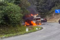 Ô tô tải bất ngờ bốc cháy khi chạy qua đèo Khánh Lê ở Khánh Hòa