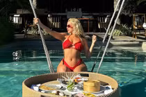 "Mỹ nhân sân cỏ" khoe sắc dưới nắng khiến fan "ngộp thở"