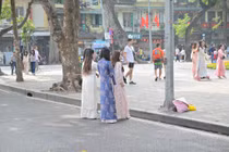 Hồ Gươm tấp nập các 'nàng thơ' xúng xính đi chụp áo dài đón Tết