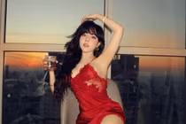 Bảo Khuyên Susan táo bạo với váy lụa đỏ đầy mê hoặc