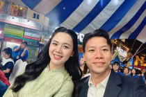 Quế Ngọc Hải cùng bà xã tay trong tay nhận danh hiệu 'Gia đình trẻ hạnh phúc'