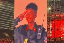 Danh tính chiến sĩ gây sốt với nụ cười duyên ở "concert quốc gia"