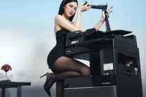 Nữ dancer 'đốt cháy' mạng xã hội khi hóa thân thành cô thư ký nóng bỏng