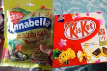 Bóc trần giỏ quà Tết sang trọng nhưng chứa toàn đồ rởm gây phẫn nộ