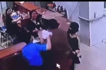 Đối tượng tát nữ điều dưỡng đối diện hình phạt nào?