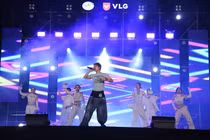 Anh trai Jsol và em xinh Juky San 'bùng cháy' cùng hàng nghìn sinh viên