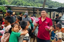 Xúc động hình ảnh người đàn ông mang băng vệ sinh cứu trợ vùng lũ cho chị em