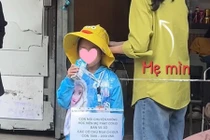  Tranh cãi chuyện mẹ dạy con bằng cách cho đi bán vé số