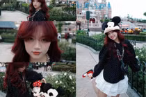 Hot girl Bảo Hân Helia giao diện nàng công chúa tóc đỏ check-in ở Disneyland