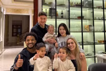 Gia đình Văn Lâm - Xuân Son 'gây bão' với bức ảnh chung khung hình cực ấm áp