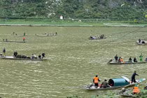 Huy động gần 200 người tìm kiếm nạn nhân vụ lật thuyền trên sông Gianh