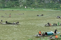 Huy động gần 200 người tìm kiếm nạn nhân vụ lật thuyền trên sông Gianh