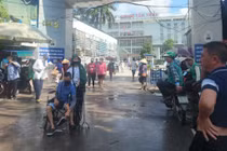 Trời nắng, người dân 'ngã ba lụt lội' vẫn bì bõm sau 3 ngày Hà Nội ngập lụt