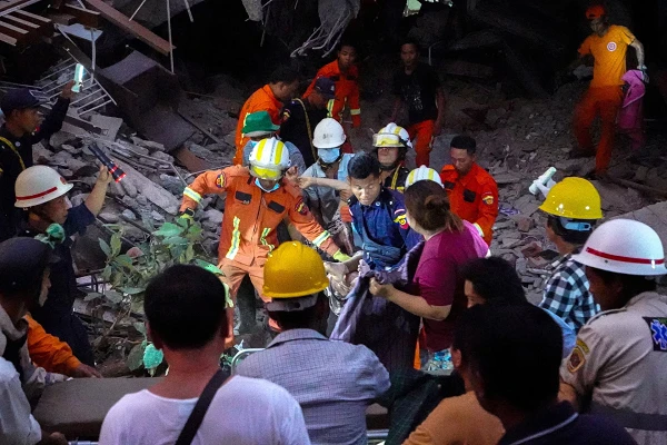 Toàn cảnh Myanmar “chạy đua với thời gian” tìm nạn nhân động đất