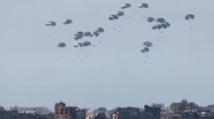 Cảnh hàng viện trợ được thả xuống Gaza từ máy bay