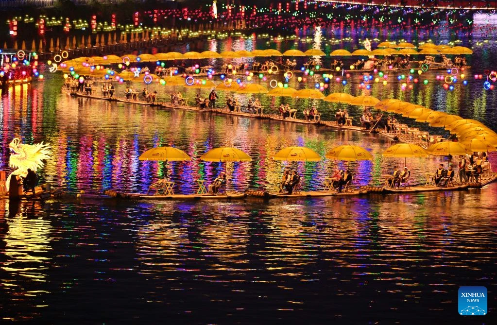 Rộn ràng không khí đón Tết Ất Tỵ 2025 ở Trung Quốc