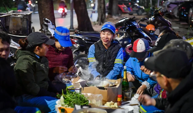 Ấm cúng bữa cơm tiễn năm cũ bên vỉa hè
