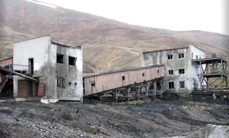 Đột nhập thị trấn khai thác than bỏ hoang ở Bắc Cực