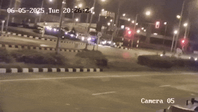 Xe cứu thương không chở bệnh nhân vượt đèn đỏ gây tai nạn Xe cuu thuong khong cho benh nhan vuot den do gay tai nan