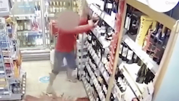 Khong chap hanh quy tac, nu khach hang noi dien dap pha-Hinh-2