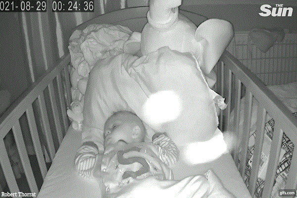 Kiem tra camera trong phong con giua dem, cap vo chong thay vat the la