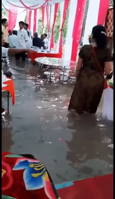 Hinh anh gay bao: Dam cuoi trong bien nuoc, quan khach binh than an co